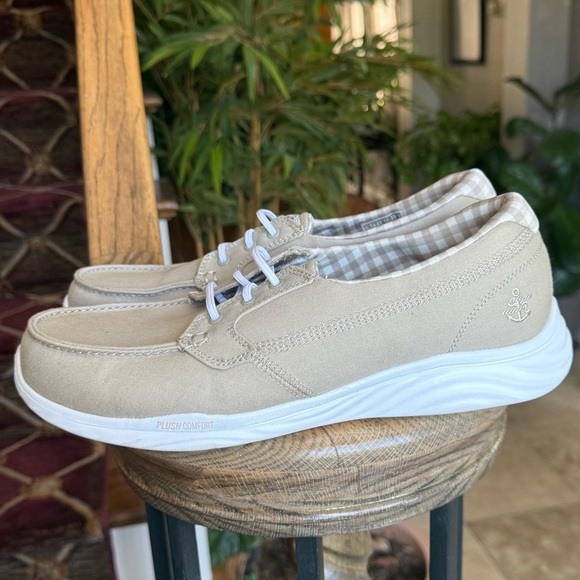 Skechers women’s boat shoe very good condition size 10, beige plush comfort - Picture 7 of 13